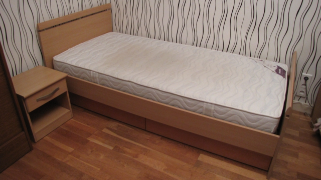 Lit avec matelas, rangement et table de chevet acheter vendre